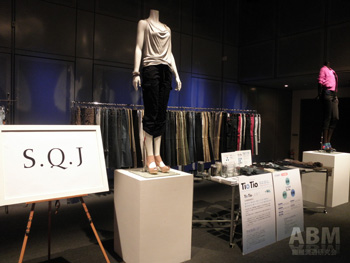 ジーンズの基本にこだわった「Ｓ.Ｑ.Ｊ」は新商品すべてに高機能特殊加工「Ｔｉｏ　Ｔｉｏ（ティオ・ティオ）」を施して提案
